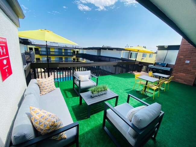 Sundeck with grass mat flooring, great view