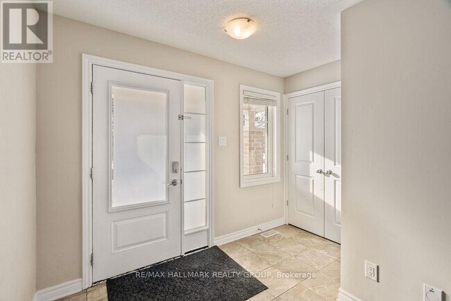 Photo - 3513 Woodroffe Ave