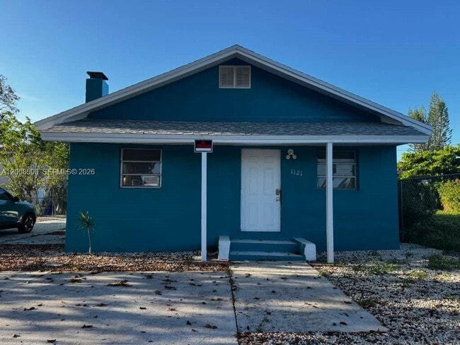 Building Photo - 1121 NW 40th St Unit 1