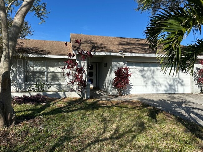 Building Photo - Spacious 4-Bed Pool Home in Gulf Gate East - Available Now!