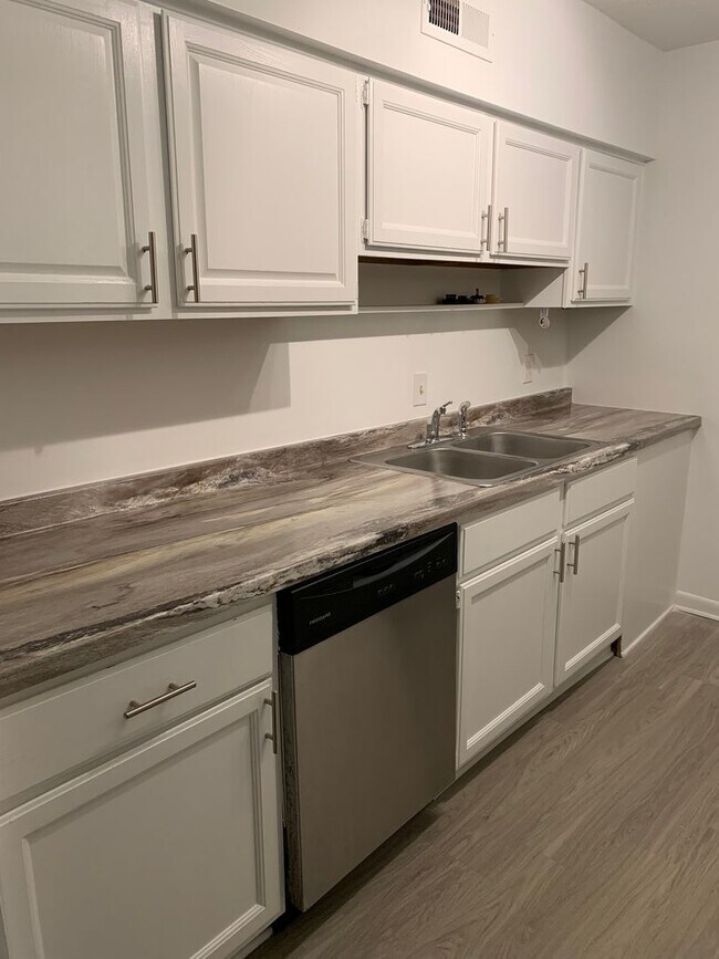 Photo - MARTINIQUE CONDO NEAR CRABTREE-UPDATED FLO... Unit 4701