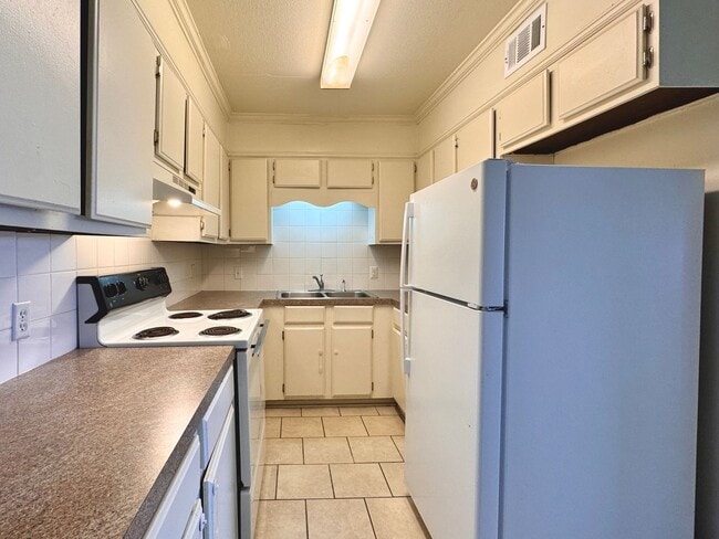 Building Photo - 2 Bedroom • 1.5 Bath • Townhouse Style Apa... Unit Apt 1