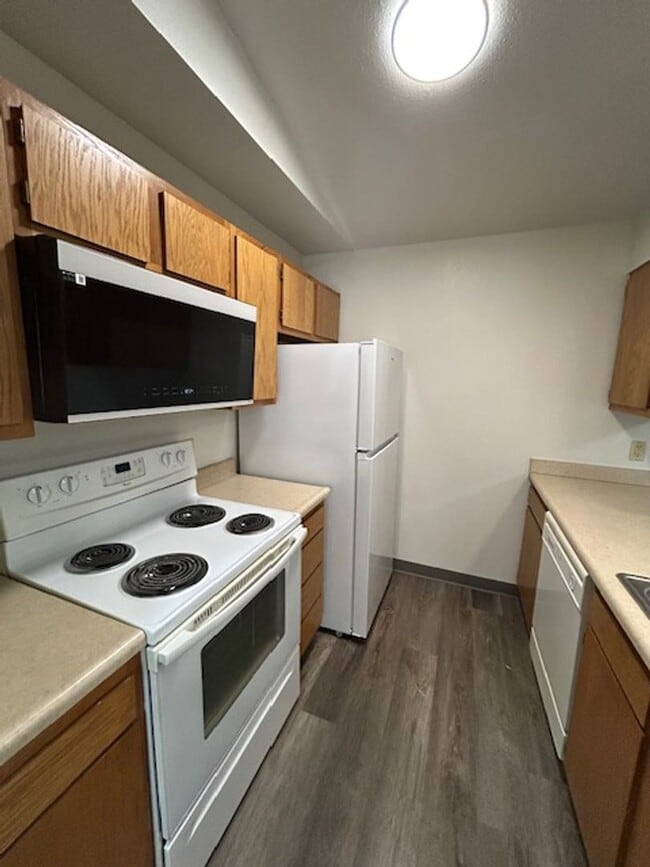 Photo - MOVE-IN Ready - 2 bedroom, One Bath - Top Floor with Vaulted Ceilings! Unidad 47