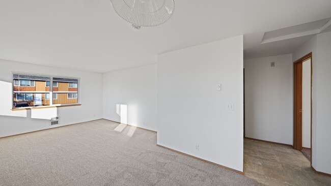 Photo - 101 S Oak Harbor St Unidad #B102 [?150][*21017400]^
