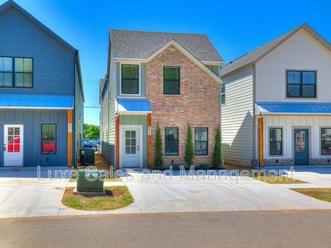 Photo - 612 W 2nd St