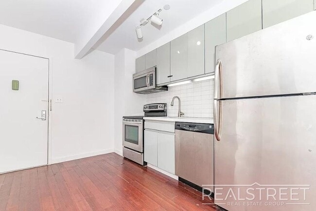 Photo - Stylish 2-Bedroom Bushwick Apartment with Huge Private Balcony & Prime Location Unidad 5B