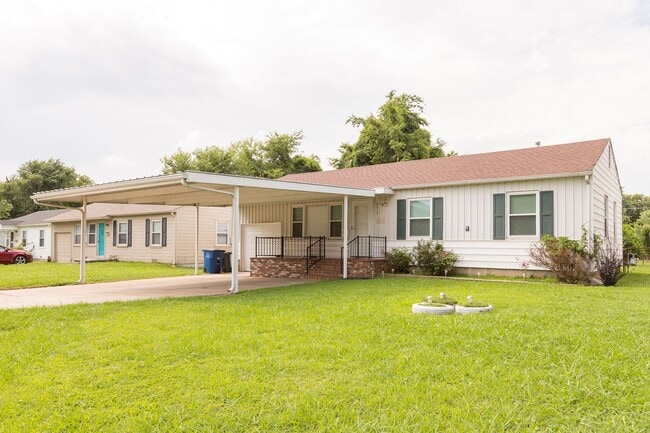 Building Photo - 2 Bed / 1 Bath in Tulsa! Ready Mid June!