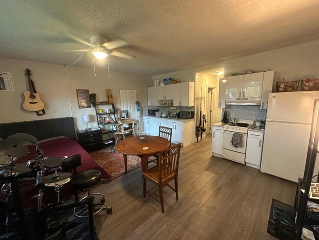 Photo - 200 Whitethorn Dr