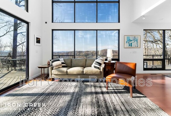 Photo - 910 Rockhold Dr