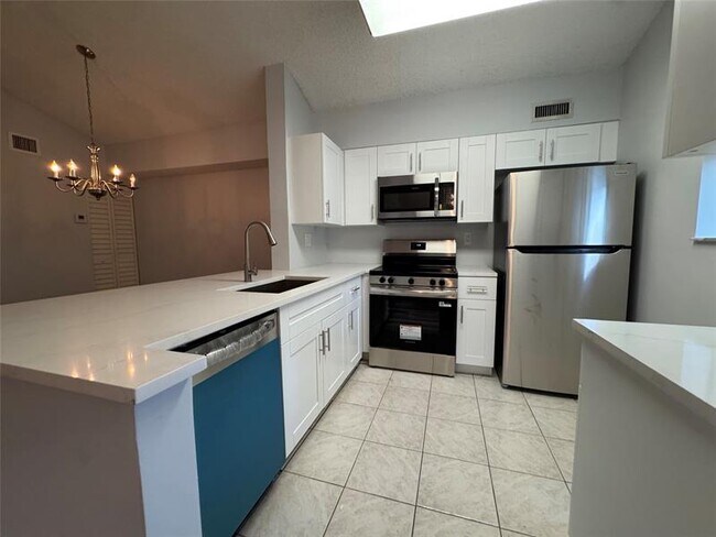 Photo - 606 Gardens Dr Unidad 204