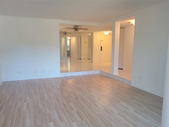Building Photo - 3650 Inverrary Dr Unit 1 U