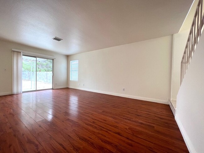 Photo - 4548 Aviation St