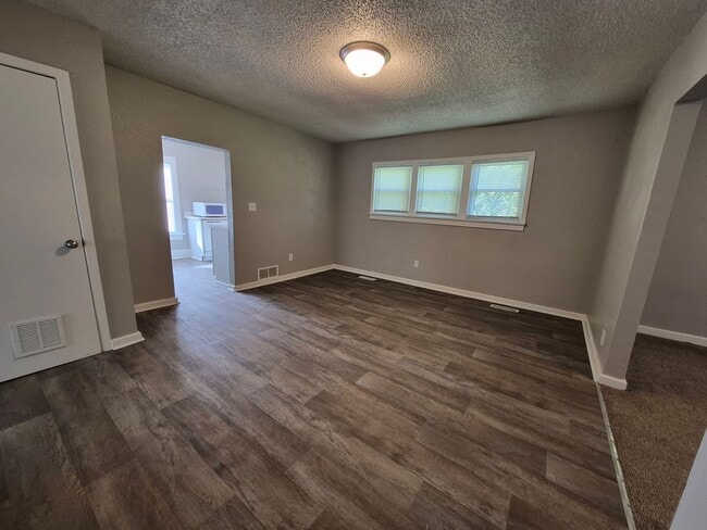 Building Photo - 2 bedroom, 1 bathroom home on large corner...