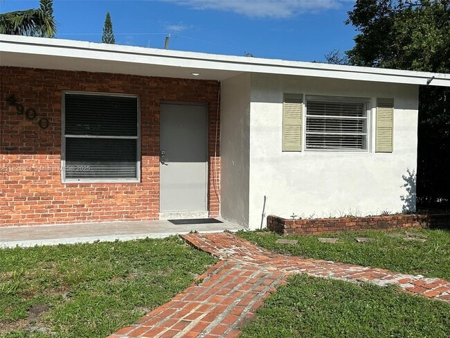 Building Photo - 4900 SW 28th Terrace Unit s Rental