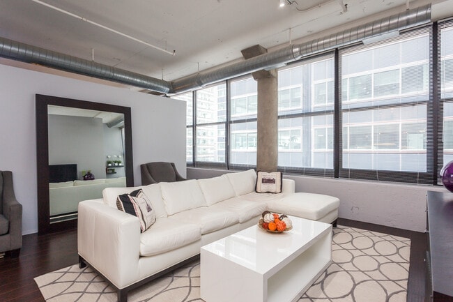 Building Photo - 130 S Canal St Unit 410