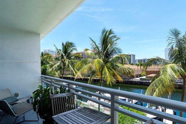 Photo - 2950 NE 188th St Unidad 202