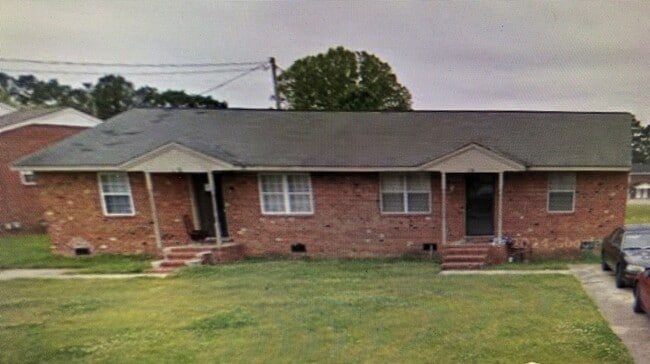 Building Photo - Two Bedroom, One Bath Apartment for Rent Unit 1718 Windsor