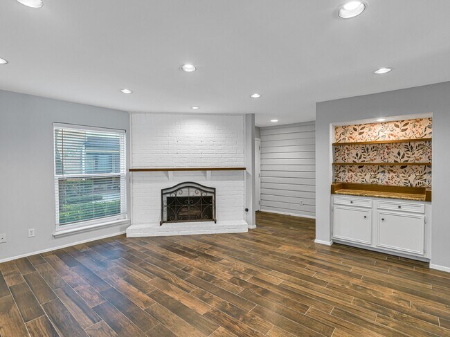 Building Photo - 2568 Bering Dr