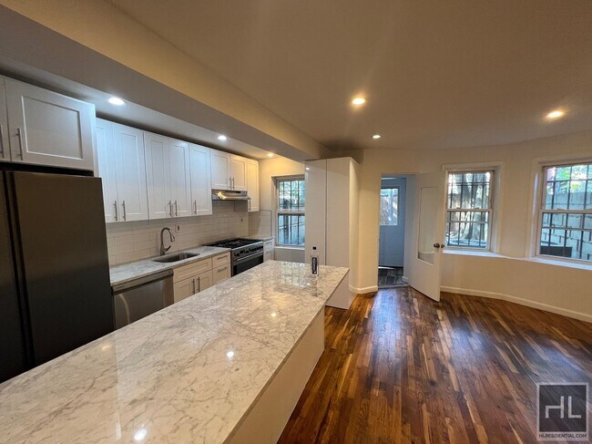 Photo - 4BR 2BA Historic Limestone Floor Through G... Unidad A