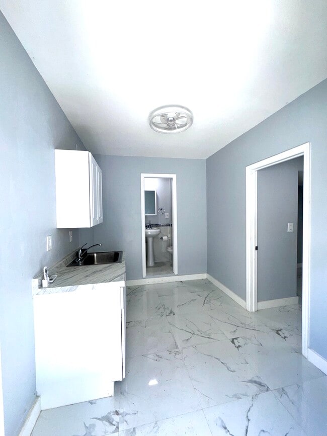 Photo - 20134 W Lake Dr Unidad Remodeled Efficiency