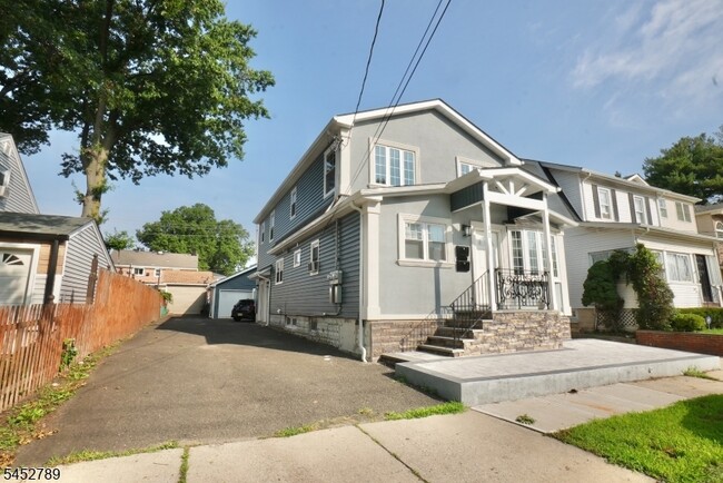 Building Photo - 31 Bellevue Ave Unit 2