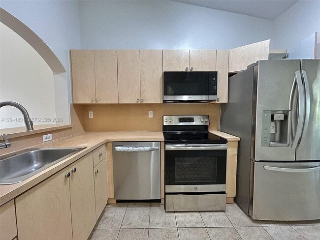 Building Photo - 1270 SE 28th Ct Unit 202