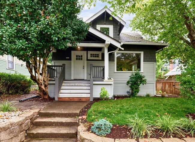 Building Photo - 4 Bed, 3 Bath Remodeled Home Near Mt Tabor Park!