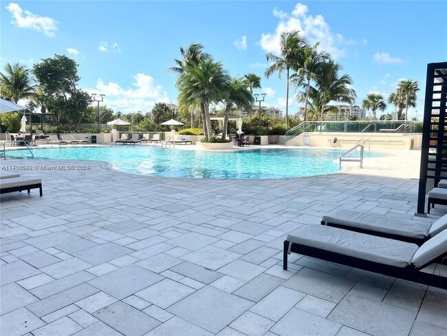 300 S Pointe Dr