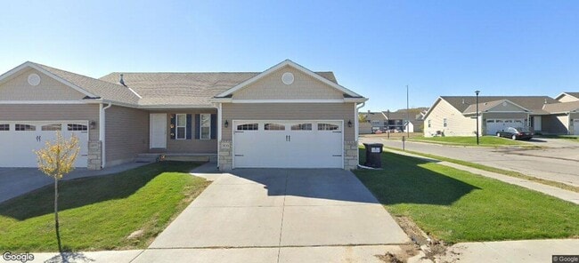 Building Photo - Charming Four Bed Three bath Townhome