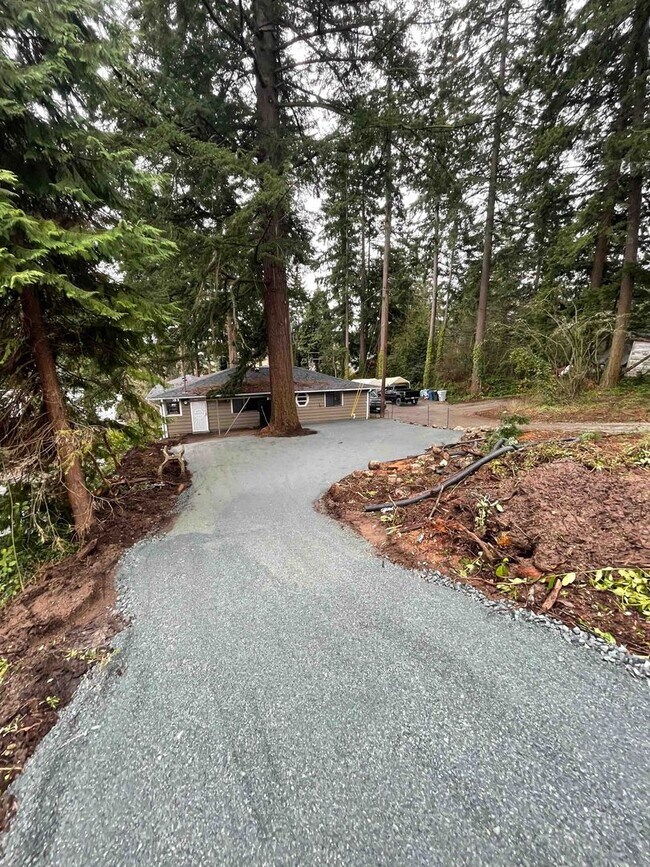 4 bed / 1 bath on Star Lake in Kent, WA Rental House Rental in Kent