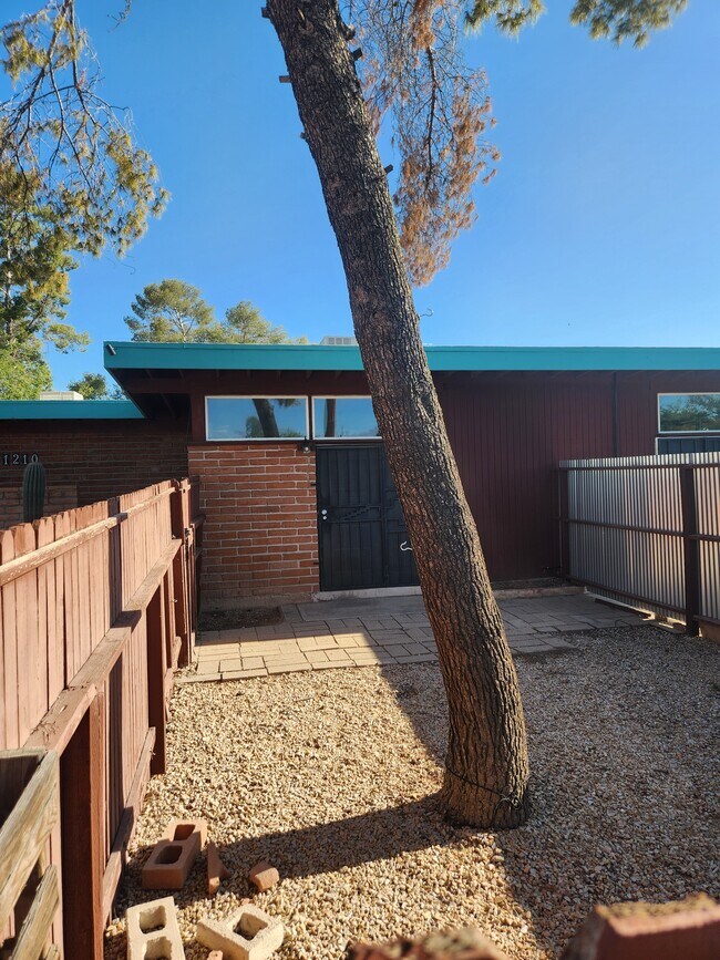 1210 E Prince Rd Unidad Cute 1-Bedroom with All Utilities And Wifi