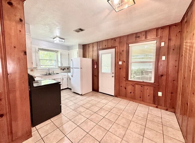 Photo - 3 Bed 2 Bath Home in Hundred Oaks Subdivision