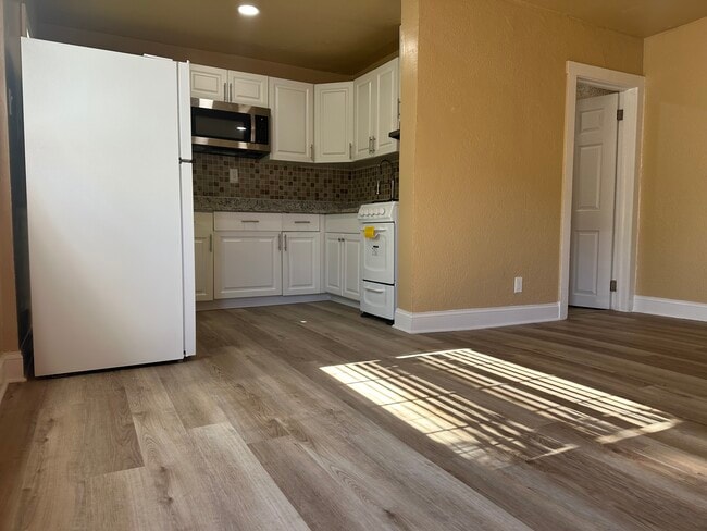 Building Photo - 124 S Oleander Ave Unit Oleander 3