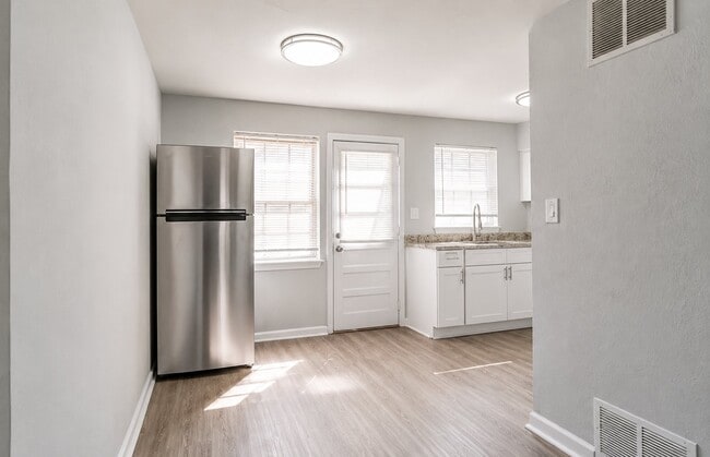 Photo - 124 Yorke St