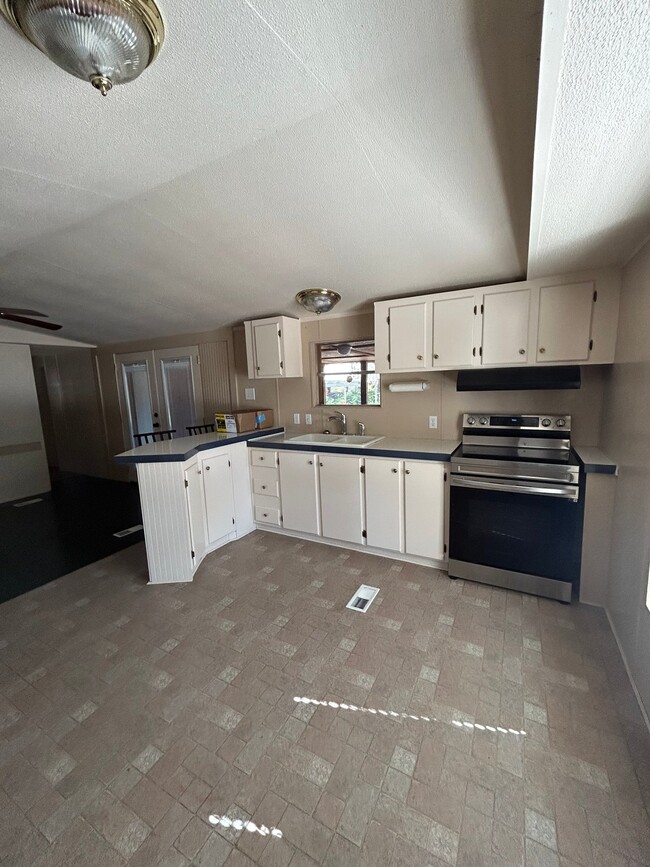 703 Driftwood Ln