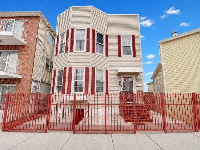 Building Photo - 921 Paterson Plank Rd Unit 2