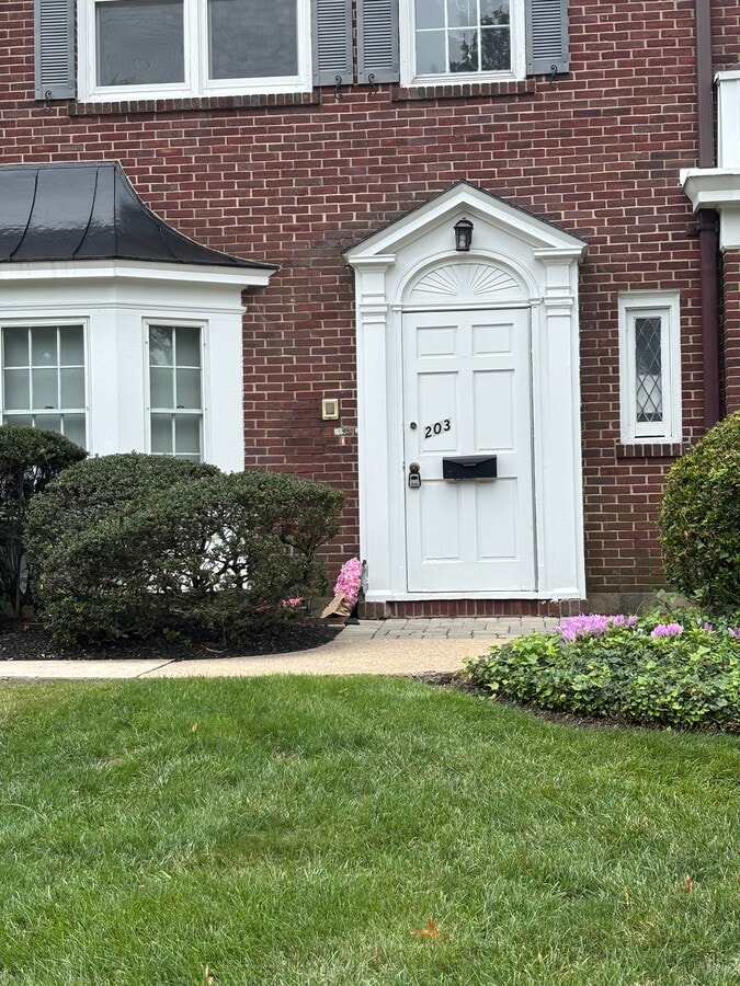 Photo - 203 Lawrence Ave Unit 203