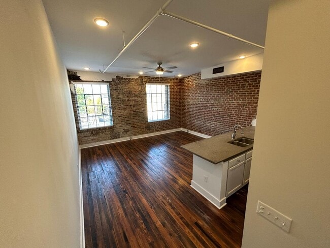 Photo - 404 N Sycamore St