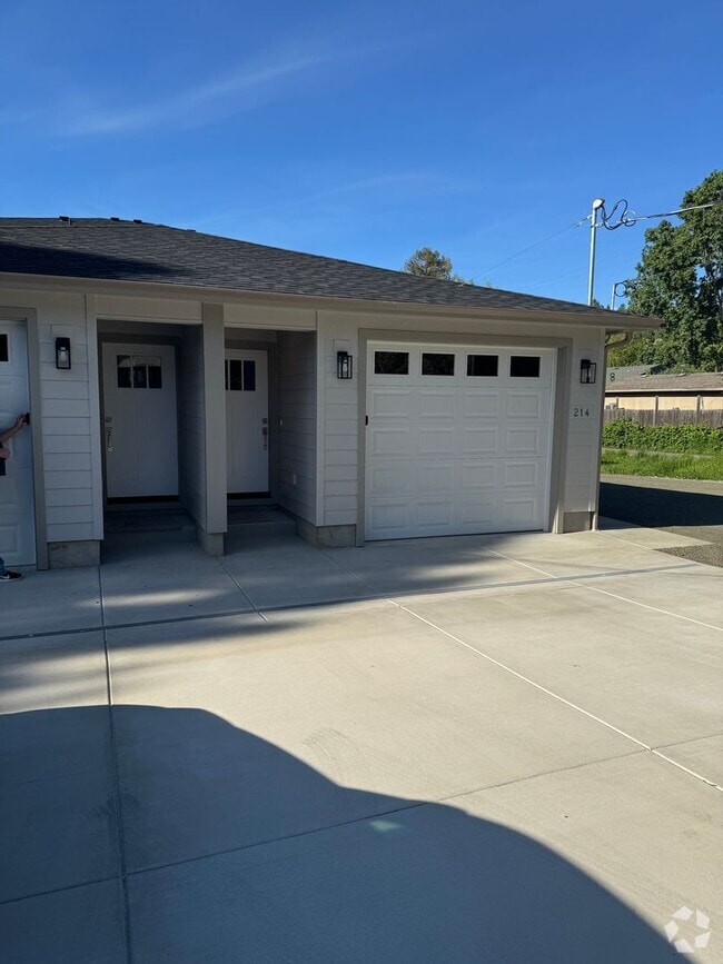 Building Photo - Currier Roseburg Unit Currier 212 Rental