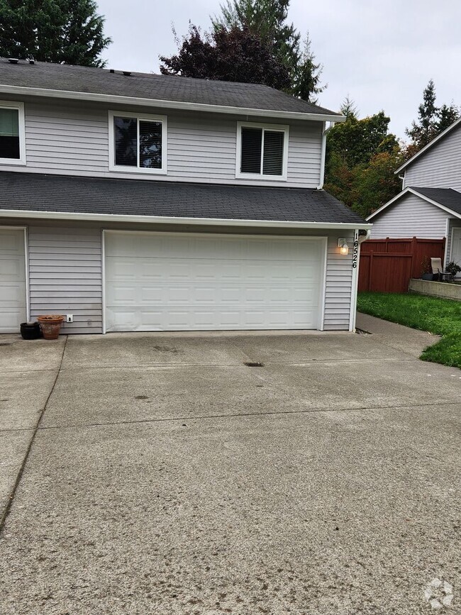 Building Photo - "Spacious 3-Bed Duplex Retreat in Tacoma: ... Rental