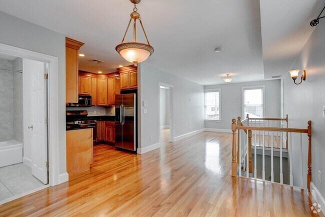 Building Photo - 168 W 9th St Unit 3 Rental