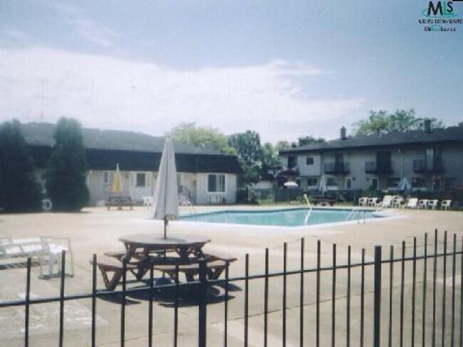 Photo - Well maintained  2 Bedroom Condo Great Amenities and Beautiful Surroundings