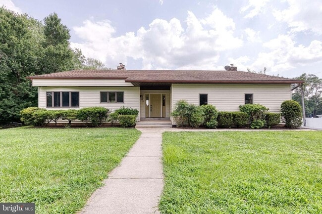 Building Photo - Stunning 3bd 2bth Custom Rancher in the He... Rental