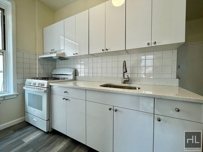 Building Photo - 34 AVENUE 2.5 bedroom includes heat and hot water