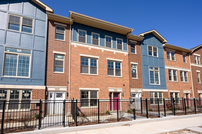 Building Photo - 3233 S Stewart Ave