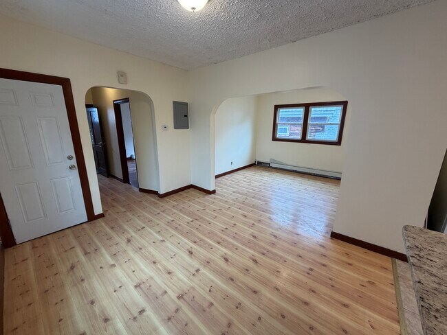569 Main St Unit 2R