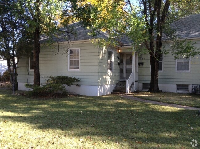 Building Photo - NICELY UPDATED 2 BEDROOM, 1 BATHROOM APART... Rental