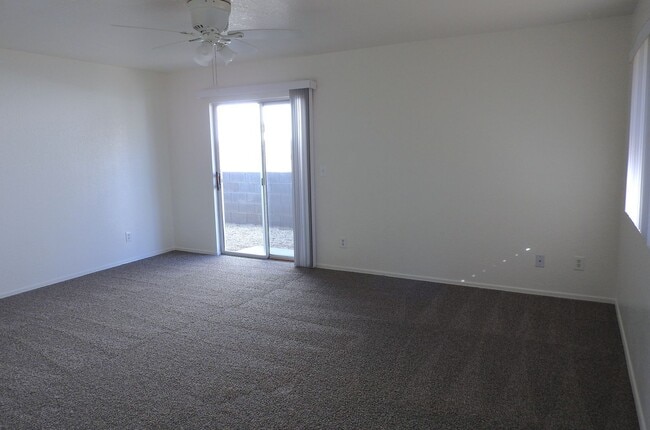 Photo - Inviting 3+2 split Floor plan!