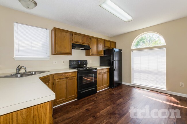 Photo - 207 Salusbury Ln