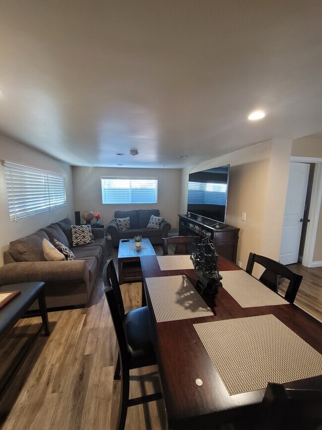 El alquiler incluye gas, agua y electricidad. Servicios públicos pagados. - 1207 N Fries Ave Unidad 1 207